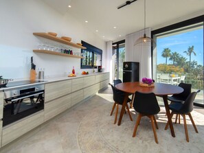 Meubles, Propriété, Plante, Confort, Textile, Bois, Design Intérieur, Cabinetry, Plante D'Appartement, Sol