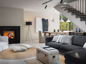 Möbel, Eigentum, Pflanze, Komfort, Textil, Holz, Interior Design, Cabinetry, Zimmerpflanze, Flooring