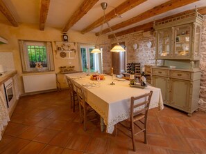 Möbel, Eigentum, Pflanze, Komfort, Textil, Holz, Interior Design, Cabinetry, Zimmerpflanze, Flooring