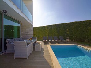 Pflanze, Eigentum, Wasser, Gebäude, Azurblau, Schatten, Himmel, Interior Design, Die Architektur, Gartenmöbel
