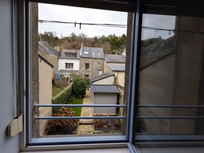 Gebäude, Daytime, Eigentum, Himmel, Wasser, Pflanze, Fenster, Schwimmbad, Baum, Urban Design