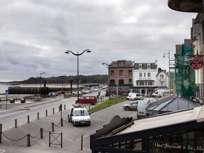Gebäude, Daytime, Eigentum, Himmel, Wasser, Pflanze, Fenster, Schwimmbad, Baum, Urban Design
