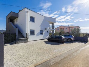 Bâtiment, Jour, Propriété, Ciel, L'Eau, Plante, Fenêtre, Piscine, Arbre, Design Urbain