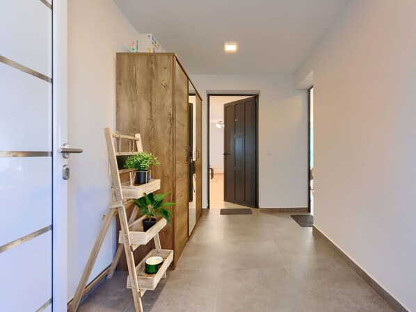 Bâtiment, Jour, Propriété, Ciel, L'Eau, Plante, Fenêtre, Piscine, Arbre, Design Urbain