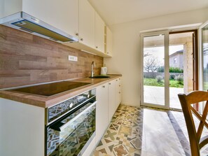 Cabinetry, Möbel, Countertop, Fenster, Holz, Gebäude, Interior Design, Flooring, Fussboden, Küche