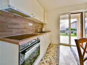 Cabinetry, Meubles, Comptoir, Fenêtre, Bois, Bâtiment, Design Intérieur, Sol, Sol, Cuisine