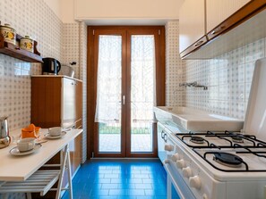 Cuisine, Sol, Design Intérieur, Bois, Sol, Comptoir, Principaux Appliance, Appareil De Cuisine, Éclairage, Pièce