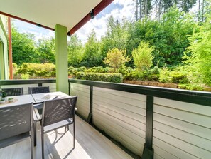 Plante, Propriété, Bâtiment, Porche, Bois, Ombre, Design Intérieur, Ciel, Arbre, Chalet