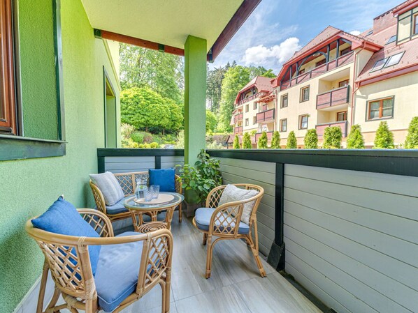 Plante, Meubles, Propriété, Chaise, Bâtiment, Vert, Fenêtre, Bleu Azur, Bleu, Ciel
