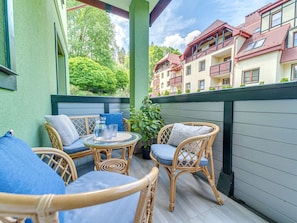 Meubles, Fenêtre, Jour, Propriété, Bâtiment, Table, Plante, Chaise, Bleu, Bleu Azur