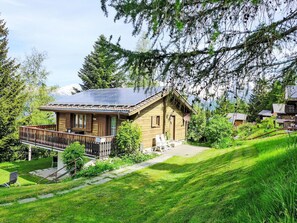 Plant, Building, Sky, Window, Green, Natural Landscape, Tree, House, Land Lot, Wood