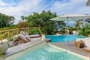 Spa: Outdoor spa tub