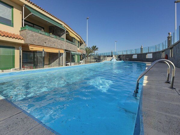 Wasser, Himmel, Fenster, Schwimmbad, Blau, Azurblau, Gebäude, Freizeit, Pflanze, Aqua