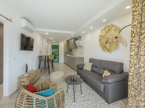 Couch, Möbel, Eigentum, Tabelle, Bilderrahmen, Interior Design, Beleuchtung, Komfort, Wohnzimmer, Fussboden