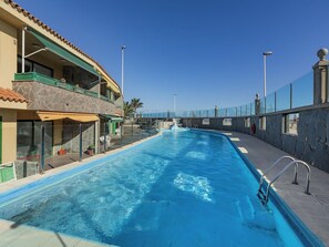 Wasser, Himmel, Blau, Gebäude, Schwimmbad, Strassenlicht, Schatten, Freizeit, Ferienort, Haus