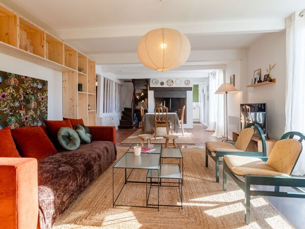 Möbel, Tabelle, Eigentum, Couch, Bilderrahmen, Stuhl, Holz, Gebäude, Interior Design, Fussboden
