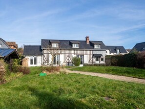 Himmel, Pflanze, Wolke, Gebäude, Fenster, Haus, Natürliche Landschaft, Grundstueck, Nachbarschaft, Baum