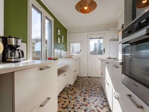 Cabinetry, Countertop, Fenster, Küche, Beleuchtung, Interior Design, Holz, Gebäude, Schublade