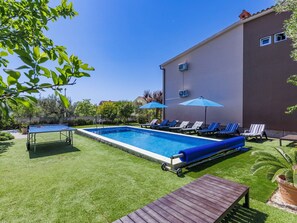 Plante, Bâtiment, Propriété, Piscine, Bleu Azur, Ciel, Ombre, Mobilier De Jardin, Maison, Herbe