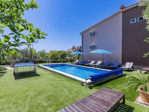 Plante, Bâtiment, Propriété, Piscine, Bleu Azur, Ciel, Ombre, Mobilier De Jardin, Maison, Herbe
