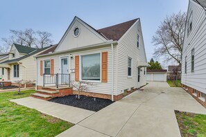 Parking | Driveway (5 Vehicles) | Garage (2 Vehicles)