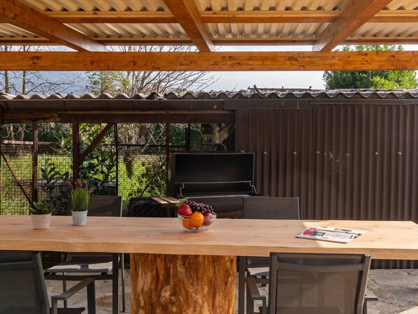 Tabelle, Möbel, Eigentum, Pflanze, Holz, Gebäude, Schatten, Interior Design, Beleuchtung, Gartenmöbel