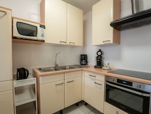 Cabinetry, Kitchen Sink, Countertop, Property, Furniture, Sink, Kitchen Appliance, Kitchen Stove, Home Appliance, Kitchen