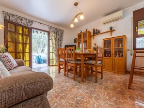 Picture Frame, Table, Wood, Chair, Houseplant, Interior Design, Floor, Living Room, Window, Flooring