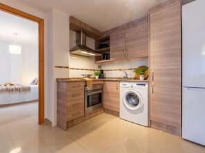 Cabinetry, Gebäude, Waschmaschine, Küchengerät, Countertop, Holz, Haushaltsgerät, Herd, Küche, Interior Design