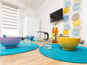 Vaisselle, Vaisselle, Violet, Drinkware, Textile, Bois, Rectangle, Design Intérieur, Serveware, Salon