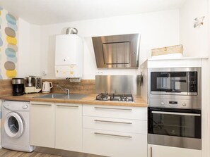 Cabinetry, Comptoir, Propriété, Bâtiment, Cuisinière, Appareil De Cuisine, Électroménager, Cuisine, Evier, Bois