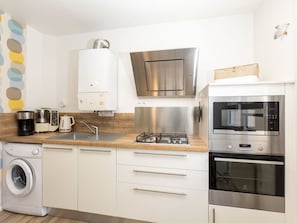 Cabinetry, Comptoir, PropriĂ©tĂ©, BĂątiment, CuisiniĂšre, Appareil De Cuisine, ĂlectromĂ©nager, Cuisine, Evier, Bois