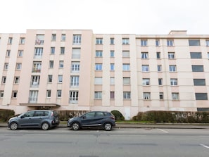 Roue, Voiture, BĂątiment, FenĂȘtre, PropriĂ©tĂ©, VĂ©hicule, Architecture, Plante