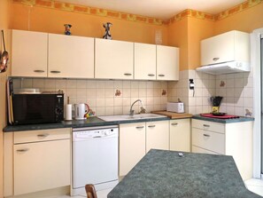 Countertop, Cabinetry, Spüle, Sinken, Eigentum, Zapfhahn, Herd, Küche, Küchengerät, Schublade