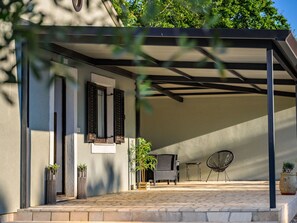 Pflanze, Eigentum, Gebäude, Schatten, Fenster, Die Architektur, Holz, Wand, Gartenmöbel, Urban Design