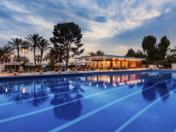 Cloud, Sky, Water, Property, Swimming Pool, Building, Tree, Azure, Dusk, Leisure