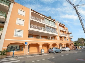 Plante, Bâtiment, Ciel, Fenêtre, Arbre, Maison, Lot Terre, Quartier, Design Urbain, Zone Résidentielle