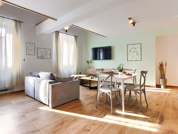 Table, Furniture, Property, Plant, Picture Frame, Couch, Houseplant, Wood, Window, Interior Design