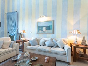Möbel, Tabelle, Eigentum, Couch, Blau, Bilderrahmen, Azurblau, Holz, Interior Design, Wohnzimmer