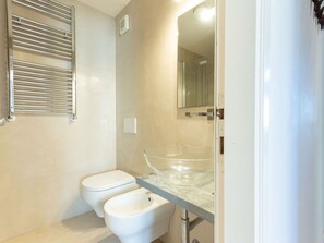 Armatur, Eigentum, Gebäude, Badezimmer, Toilleten Sitz, Holz, Fenster, Badewanne, Lila