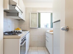 Gebäude, Cabinetry, Fenster, Herd, Küchengerät, Interior Design, Küche, Cooktop, Fussboden