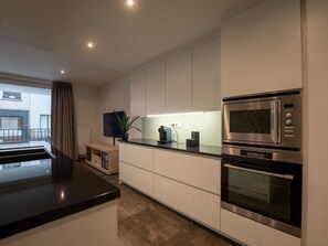 Möbel, Cabinetry, Countertop, Zimmerpflanze, Haushaltsgerät, Holz, Pflanze, Küche, Herd, Wohnzimmer
