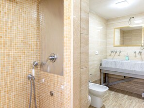 Miroir, Luminaire Plomberie, Propriété, Robinet, Évier, Salle De Bains, Éclairage, Design Intérieur, Sol