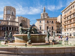 Ciel, Nuage, Bâtiment, L'Eau, Fontaine, Statue, Sculpture, Ville, Fenêtre, Loisir