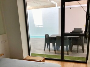 Fenêtre, Table, Bâtiment, Bois, Ombre, Design Intérieur, Rectangle, Chaise, Sol