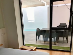 Fenêtre, Table, Bâtiment, Bois, Ombre, Design Intérieur, Rectangle, Chaise, Sol