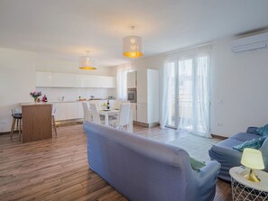 Möbel, Eigentum, Interior Design, Holz, Flooring, Stuhl, Tabelle, Fussboden, Couch, Wohnzimmer
