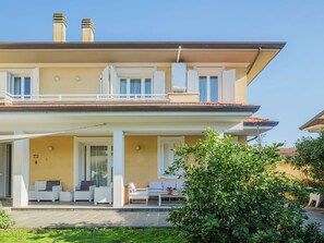 Himmel, Pflanze, Gebäude, Eigentum, Fenster, Veranda, Haus, Die Architektur, Baum, Tür