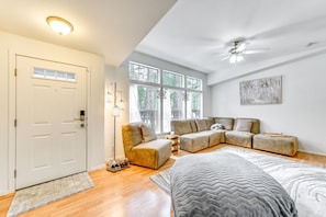 Living Room | Smart TV | Central Air Conditioning