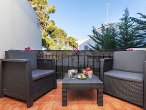 Meubles, Propriété, Ciel, Table, Plante, Bâtiment, Mobilier De Jardin, Design Intérieur, Confort, Éclairage